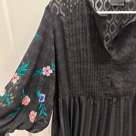 ASOS Design button front embroidered pleated dress - Picture 4 of 7